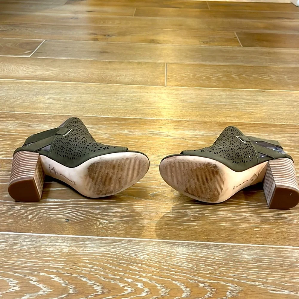 Antonio Melani 8.5 open toed shoe. Great condition. Only worn inside. - Picture 4 of 8
